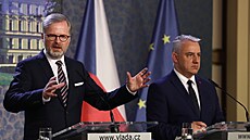 Premiér Petr Fiala a pedseda odborové centrály MKOS Josef Stedula po jednání...