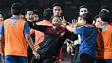 Druhou rvačku v zápase zažehl gól Indonésie na 3:2. Znesvářené strany museli... | na serveru Lidovky.cz | aktuální zprávy