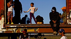 Migranti, p�evá�n� z Venezuely, �ekají v Mexiku na vlak, který pojede k...