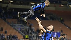 Danilo D'Ambrosio z Interu Milán slaví postup do finále Ligy mistr� i se svým...