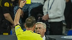 Na�tvaný, protestující. Carlo Ancelotti, trenér Realu Madrid, v semifinále Ligy...