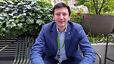 ��íkávalo se, �e doktor na vesnici postaví d�m od stolu. Tak to u� ur�it�...