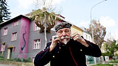 Výtvarník Lubo Kristek slaví osmdesátiny. Za ním v pozadí je budova jeho domu,...
