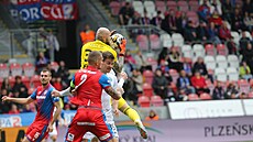 Olomoucký gólman Macík v akci b�hem zápasu proti Plzni.