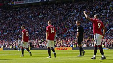 Anthony Martial slaví gól v zápase proti Wolves.