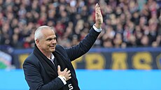 JUBILANT. Bývalý kou� Sparty Vít�zslav Lavi�ka oslavil 60. narozeniny.