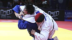 Japonka Akira Soneová (v modrém) bhem finálového zápasu mistrovství svta v...