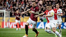 Slávistický kapitán Tomá Hole (vpravo) v souboji o mí se sparanem Lukáem...