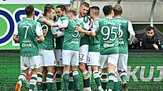 Fotbalisté Jablonce se radují z gólu do sít Baníku Ostrava.