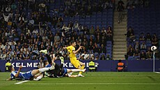 Útoník Barcelony Robert Lewandowski stílí gól do sít Espanyolu.