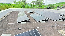 Po �eb�íku na st�echu jedné ze dvou nových budov v Botanické zahrad� v Troji...