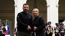 Volodymyr Zelenskyj s italskou premiérkou Giorgiou Meloniovou v ím (13....