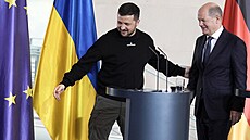 Ukrajinský prezident Zelenskyj a nmecký kanclé Scholz poadují ve spoleném...