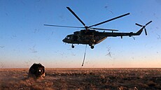 Ruský vojenský vrtulník Mi-8 na základně v Kazachstánu (28. března 2023)