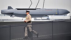 Písluník armády prochází kolem stely MBDA Storm Shadow. (17. ervence 2018)