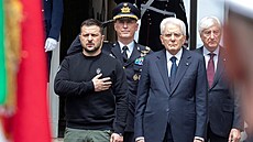 Ukrajinský prezident Volodymr Zelenskyj na náv�t�v� Itálie. Vpravo jeho italský...