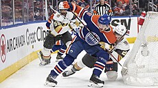 William Carrier (vpravo) z Vegas brání Mattiase Janmarka z Edmontonu.