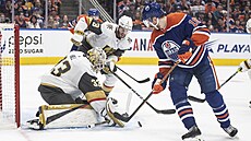 Branká� Adin Hill z Vegas �elí �anci Zacha Hymana z Edmontonu. Toho brání...