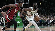 Jaylen Brown (vpravo) z Bostonu se snaí uniknout Jimmymu Butlerovi z Miami.