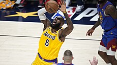 LeBron James z Los Angeles Lakers sledovaný Nikolou Jokiem z Denveru