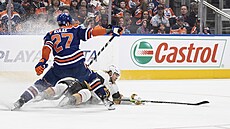 William Karlsson z Vegas upadl po st�etu s Brettem Kulakem z Edmontonu.