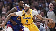Anthony Davis (vpravo) z Los Angeles Lakers brán�ný Jeffem Greenem z Denveru.