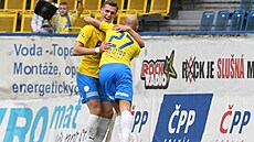 Teplický Daniel Fila (vlevo) slaví gól se spoluhrá�em , Tomá�em Ku�erou.