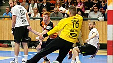 Momentka z t�etího finálového utkání extraligy házenká�� Plze� (v oran�ovém) -...