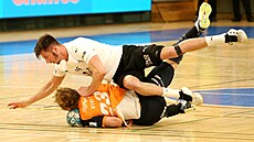 Momentka z t�etího finálového utkání extraligy házenká�� Plze� (v oran�ovém) -...