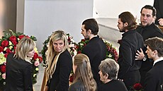 Rodinní písluníci na posledním rozlouení s bývalým hokejistou Petrem Klímou,...