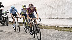 eský cyklista Karel Vacek táhne skupinu uprchlík v 7. etap Gira,