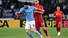 Luis Alberto (vlevo) z lazia brán�ný Alexisem Blinem z Lecce.