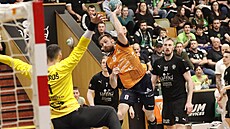 Nikola Kosteski, k�ídlo Plzn�, st�ílí na karvinského branká�e Petra Mokro�e.