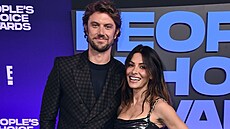 Adam Demos a Sarah Shahi na People's Choice Awards (2021)