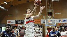 Dínský basketbalista Ty Nichols pi semifinále play off NBL proti Pardubicím