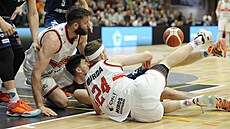 Kamil vrdlík (vlevo) a Matj Burda z Pardubic a Martin Mach z Dína bojují o...