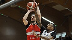 Dínský basketbalista Ty Nichols pi semifinále play off NBL proti Pardubicím