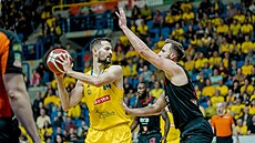 Martin Gniadek (vlevo) z Opavy úto�í v zápase s Nymburkem, brání Martin K�í�.