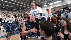 Matj Svoboda slaví se synem a ostatními dínskými basketbalisty.