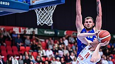 Jimmy Boeheim z Nymburka zakon�uje kolem opavského Jakuba Mokrán�.