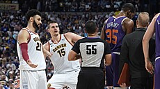Nikola Joki (15) z Denver Nuggets klopýtá, po provokaci u laviky Phoenix Suns...