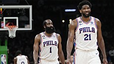 Joel Embiid (21) a James Harden (1) z Philadelphia 76ers si zápas v hale Boston...