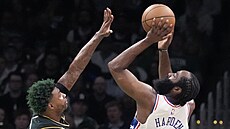 James Harden (1) z Philadelphia 76ers stílí na ko Boston Celtics, brání ho...