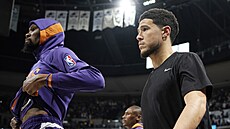 Kevin Durant (vlevo) a Devin Booker po poráce jejich Phoenix Suns v hale...