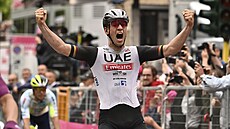 Pascal Ackermann slaví vítzství v 11. etap Giro d'Italia.