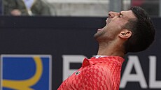Novak Djokovi� pro�ívá zápas na turnaji v �ím�.