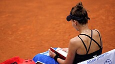 Ruská tenistka Veronika Kud�rm�tovová studuje b�hem zápasu v �ím� své podklady.