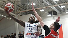 A. J. Walton (v bílém) z D��ína atakuje pardubický ko�, brání ho David Pekárek.