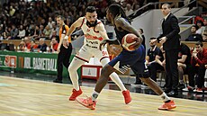 Petr �afar�ík (vlevo) z Pardubic brání A. J. Waltona z D��ína.