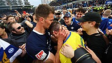 Fotbalisté Darmstadtu slaví postup do první ligy.